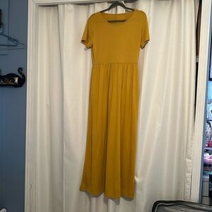 SOLD **Mint Condition sz Med long flowy mustard yellow dress w pockets!